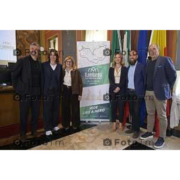 Bergamo presentazione ufficiale del Giro di Lombardia 2026 120 organizzato da RCS Sport 21 Aprile 2026 Bergamo Italia da sx Matteo Mursia Norma Gimondi Luca Onofrio Stefano ALoocchi dir giro Elena Carnevali Marcella Messina Foto Tiziano Manzoni Lapresse