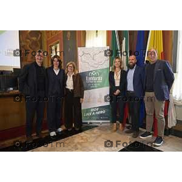 Bergamo presentazione ufficiale del Giro di Lombardia 2026 120 organizzato da RCS Sport 21 Aprile 2026 Bergamo Italia da sx Matteo Mursia Norma Gimondi Luca Onofrio Stefano ALoocchi dir giro Elena Carnevali Marcella Messina Foto Tiziano Manzoni Lapresse