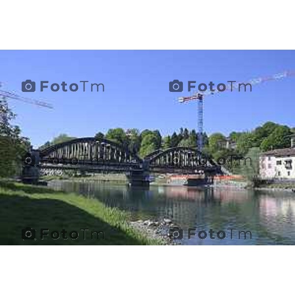Brivio Bg Le gru per i lavori di ripristino del ponte sull\'adda che causa chiusura 24 Aprile 2026 Bergamo Italia Foto Tiziano Manzoni Lapresse