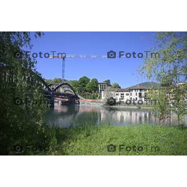 Brivio Bg Le gru per i lavori di ripristino del ponte sull\'adda che causa chiusura 24 Aprile 2026 Bergamo Italia Foto Tiziano Manzoni Lapresse