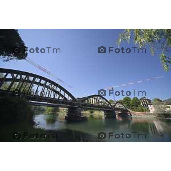Brivio Bg Le gru per i lavori di ripristino del ponte sull\'adda che causa chiusura 24 Aprile 2026 Bergamo Italia Foto Tiziano Manzoni Lapresse