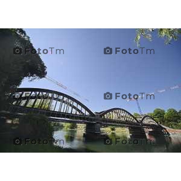 Brivio Bg Le gru per i lavori di ripristino del ponte sull\'adda che causa chiusura 24 Aprile 2026 Bergamo Italia Foto Tiziano Manzoni Lapresse