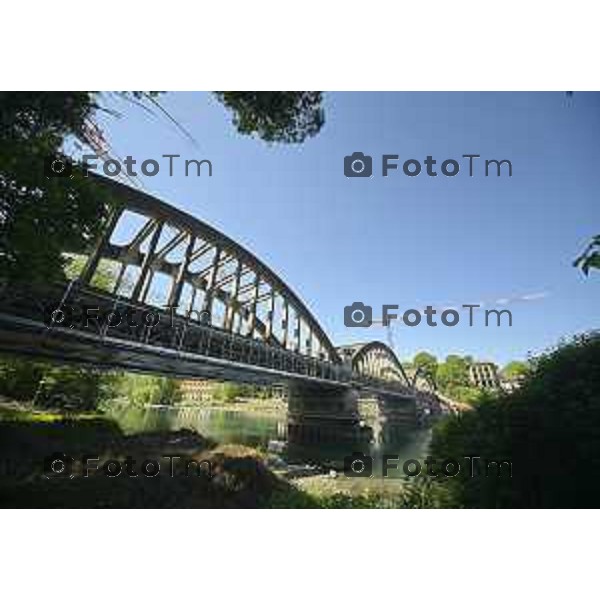 Brivio Bg Le gru per i lavori di ripristino del ponte sull\'adda che causa chiusura 24 Aprile 2026 Bergamo Italia Foto Tiziano Manzoni Lapresse