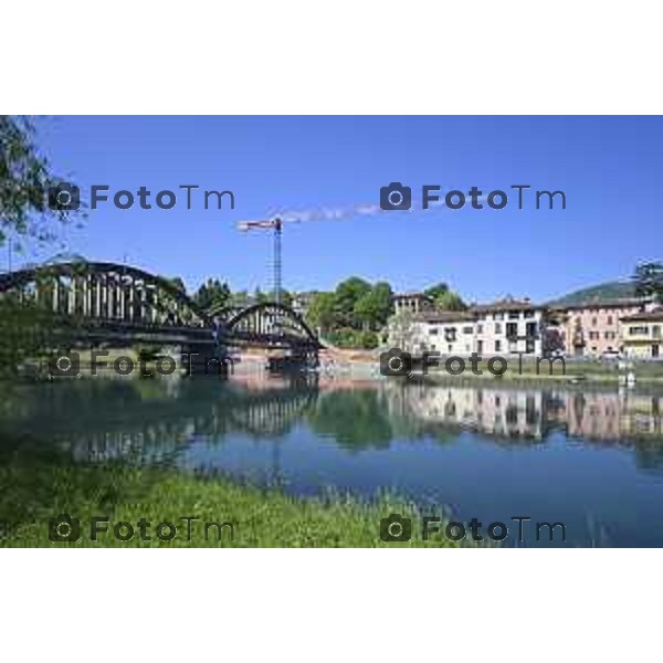Brivio Bg Le gru per i lavori di ripristino del ponte sull\'adda che causa chiusura 24 Aprile 2026 Bergamo Italia Foto Tiziano Manzoni Lapresse