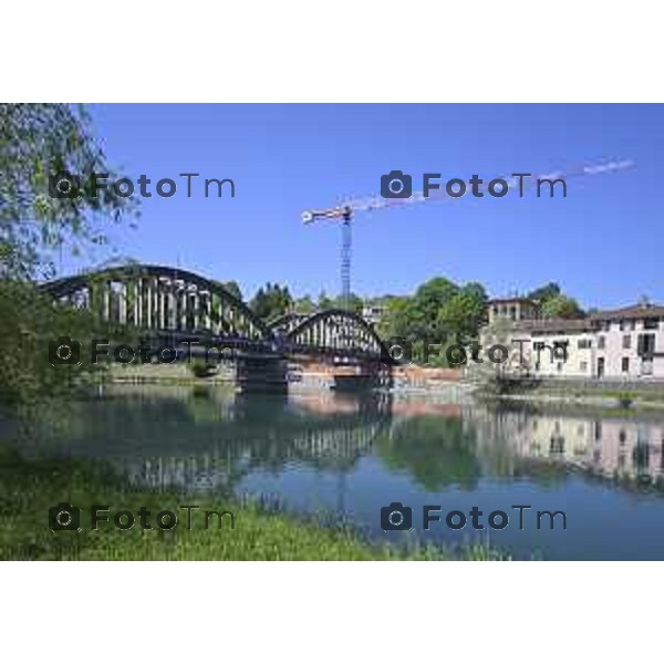 Brivio Bg Le gru per i lavori di ripristino del ponte sull\'adda che causa chiusura 24 Aprile 2026 Bergamo Italia Foto Tiziano Manzoni Lapresse