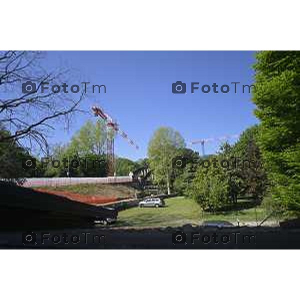 Brivio Bg Le gru per i lavori di ripristino del ponte sull\'adda che causa chiusura 24 Aprile 2026 Bergamo Italia Foto Tiziano Manzoni Lapresse