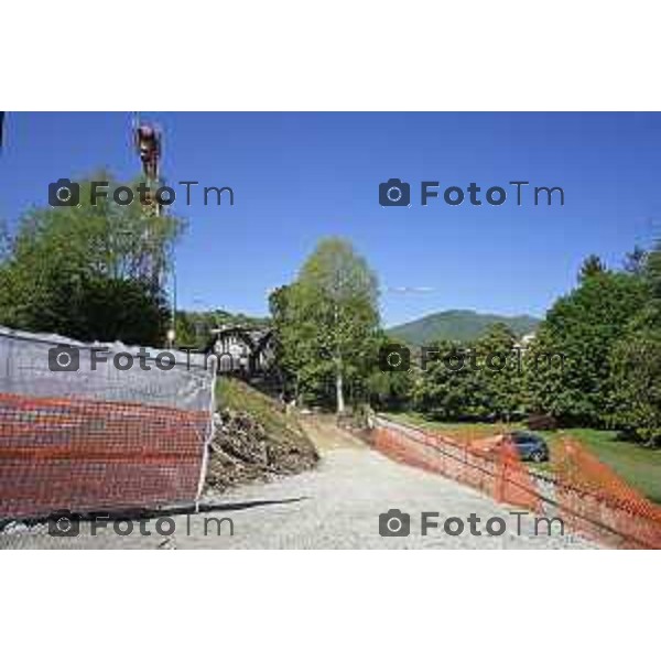 Brivio Bg Le gru per i lavori di ripristino del ponte sull\'adda che causa chiusura 24 Aprile 2026 Bergamo Italia Foto Tiziano Manzoni Lapresse