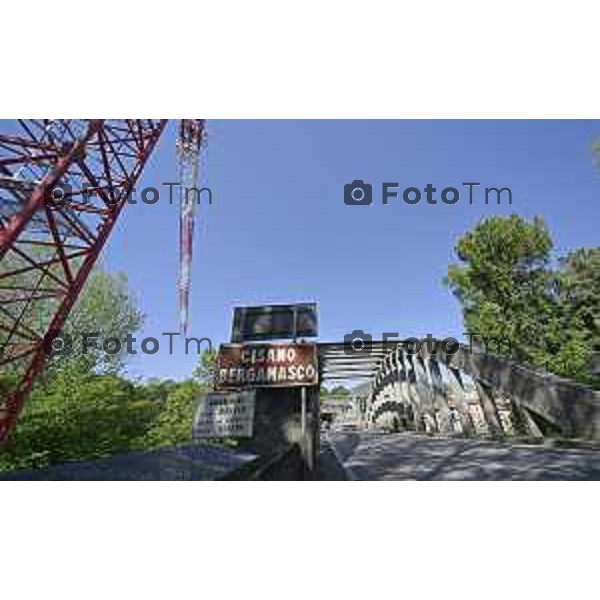Brivio Bg Le gru per i lavori di ripristino del ponte sull\'adda che causa chiusura 24 Aprile 2026 Bergamo Italia Foto Tiziano Manzoni Lapresse