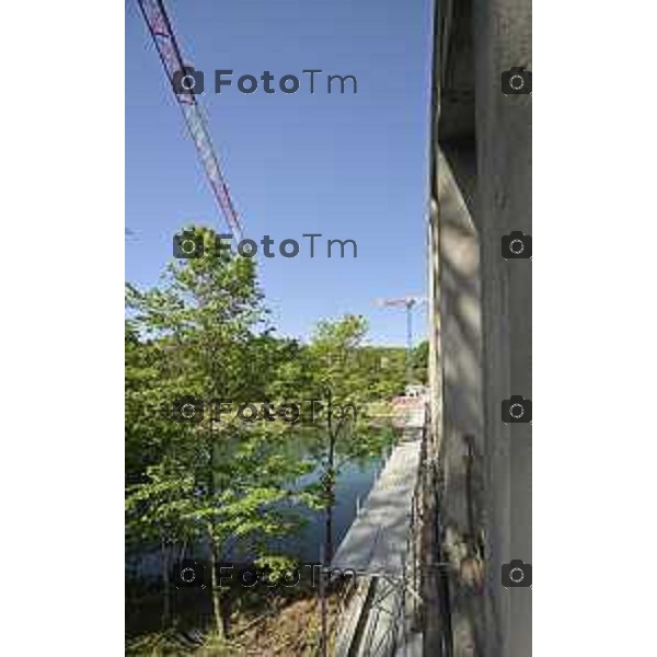 Brivio Bg Le gru per i lavori di ripristino del ponte sull\'adda che causa chiusura 24 Aprile 2026 Bergamo Italia Foto Tiziano Manzoni Lapresse