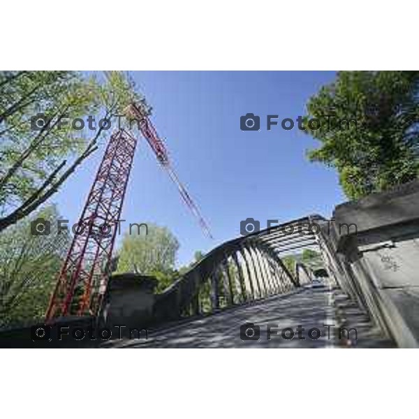 Brivio Bg Le gru per i lavori di ripristino del ponte sull\'adda che causa chiusura 24 Aprile 2026 Bergamo Italia Foto Tiziano Manzoni Lapresse