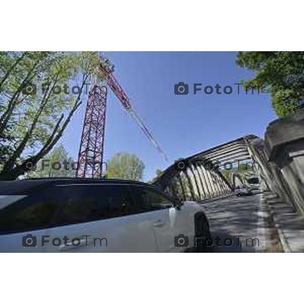 Brivio Bg Le gru per i lavori di ripristino del ponte sull\'adda che causa chiusura 24 Aprile 2026 Bergamo Italia Foto Tiziano Manzoni Lapresse