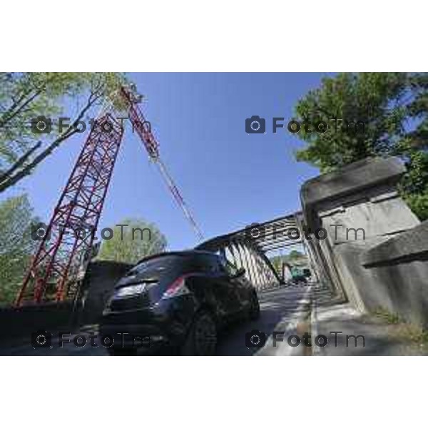 Brivio Bg Le gru per i lavori di ripristino del ponte sull\'adda che causa chiusura 24 Aprile 2026 Bergamo Italia Foto Tiziano Manzoni Lapresse