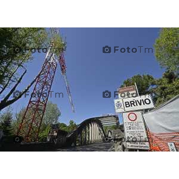 Brivio Bg Le gru per i lavori di ripristino del ponte sull\'adda che causa chiusura 24 Aprile 2026 Bergamo Italia Foto Tiziano Manzoni Lapresse
