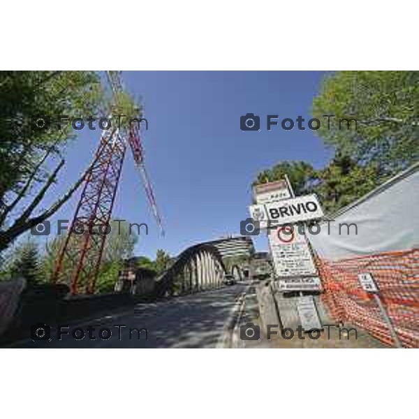 Brivio Bg Le gru per i lavori di ripristino del ponte sull\'adda che causa chiusura 24 Aprile 2026 Bergamo Italia Foto Tiziano Manzoni Lapresse