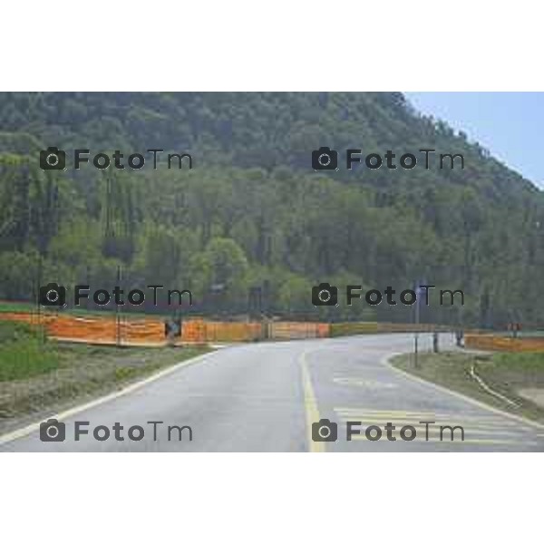 Brivio Bg Le gru per i lavori di ripristino del ponte sull\'adda che causa chiusura 24 Aprile 2026 Bergamo Italia Foto Tiziano Manzoni Lapresse