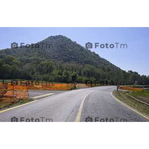 Brivio Bg Le gru per i lavori di ripristino del ponte sull\'adda che causa chiusura 24 Aprile 2026 Bergamo Italia Foto Tiziano Manzoni Lapresse