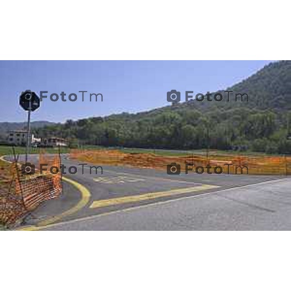 Brivio Bg Le gru per i lavori di ripristino del ponte sull\'adda che causa chiusura 24 Aprile 2026 Bergamo Italia Foto Tiziano Manzoni Lapresse