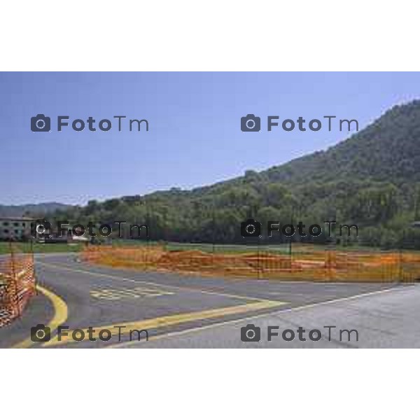 Brivio Bg Le gru per i lavori di ripristino del ponte sull\'adda che causa chiusura 24 Aprile 2026 Bergamo Italia Foto Tiziano Manzoni Lapresse