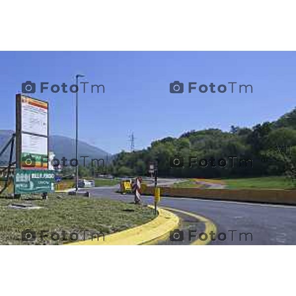 Brivio Bg Le gru per i lavori di ripristino del ponte sull\'adda che causa chiusura 24 Aprile 2026 Bergamo Italia Foto Tiziano Manzoni Lapresse