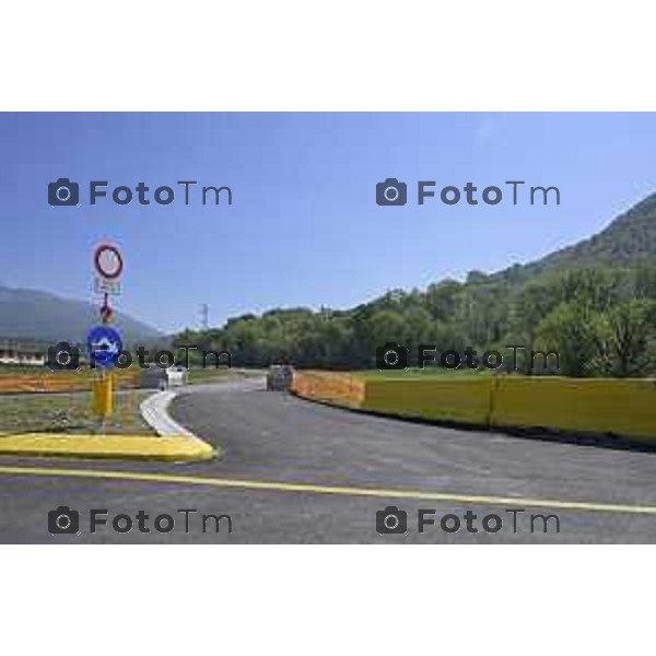 Brivio Bg Le gru per i lavori di ripristino del ponte sull\'adda che causa chiusura 24 Aprile 2026 Bergamo Italia Foto Tiziano Manzoni Lapresse