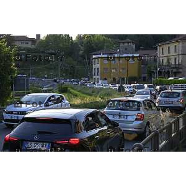 Cisano Bergamasco traffico in centro paese curvoni e Bisone causa chiusura ponte di Brivio 4 maggio 2026 cronaca Bergamo Italia Foto Tiziano Manzoni Lapresse