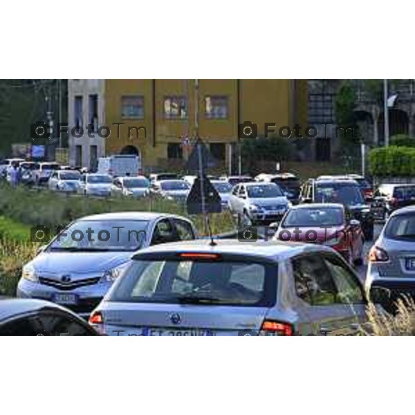 Cisano Bergamasco traffico in centro paese curvoni e Bisone causa chiusura ponte di Brivio 4 maggio 2026 cronaca Bergamo Italia Foto Tiziano Manzoni Lapresse