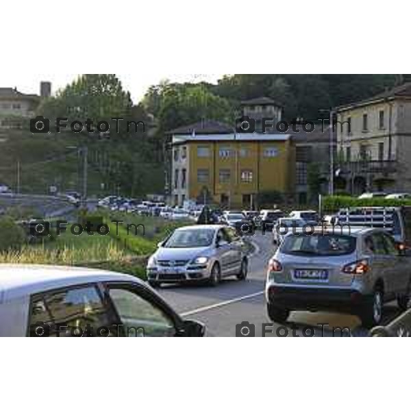 Cisano Bergamasco traffico in centro paese curvoni e Bisone causa chiusura ponte di Brivio 4 maggio 2026 cronaca Bergamo Italia Foto Tiziano Manzoni Lapresse