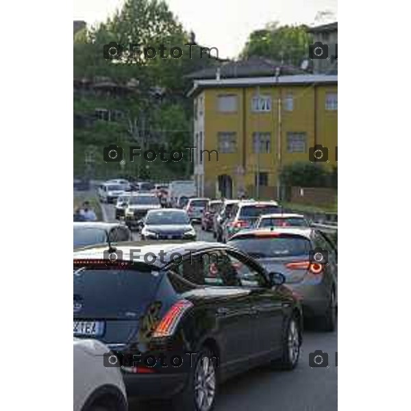 Cisano Bergamasco traffico in centro paese curvoni e Bisone causa chiusura ponte di Brivio 4 maggio 2026 cronaca Bergamo Italia Foto Tiziano Manzoni Lapresse