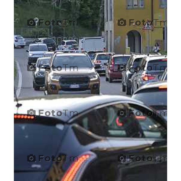 Cisano Bergamasco traffico in centro paese curvoni e Bisone causa chiusura ponte di Brivio 4 maggio 2026 cronaca Bergamo Italia Foto Tiziano Manzoni Lapresse