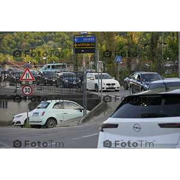 Cisano Bergamasco traffico in centro paese curvoni e Bisone causa chiusura ponte di Brivio 4 maggio 2026 cronaca Bergamo Italia Foto Tiziano Manzoni Lapresse