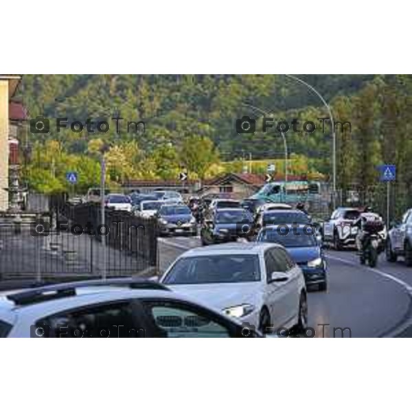 Cisano Bergamasco traffico in centro paese curvoni e Bisone causa chiusura ponte di Brivio 4 maggio 2026 cronaca Bergamo Italia Foto Tiziano Manzoni Lapresse