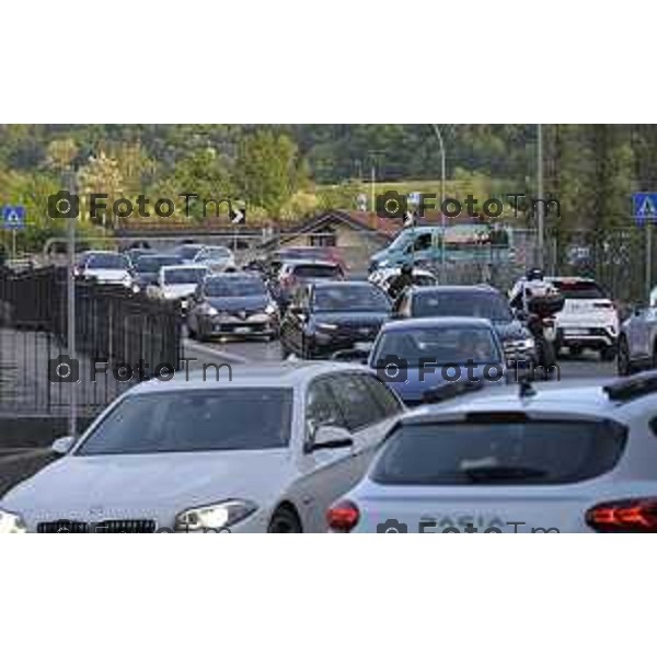 Cisano Bergamasco traffico in centro paese curvoni e Bisone causa chiusura ponte di Brivio 4 maggio 2026 cronaca Bergamo Italia Foto Tiziano Manzoni Lapresse