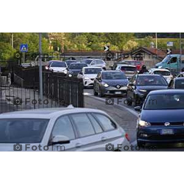 Cisano Bergamasco traffico in centro paese curvoni e Bisone causa chiusura ponte di Brivio 4 maggio 2026 cronaca Bergamo Italia Foto Tiziano Manzoni Lapresse