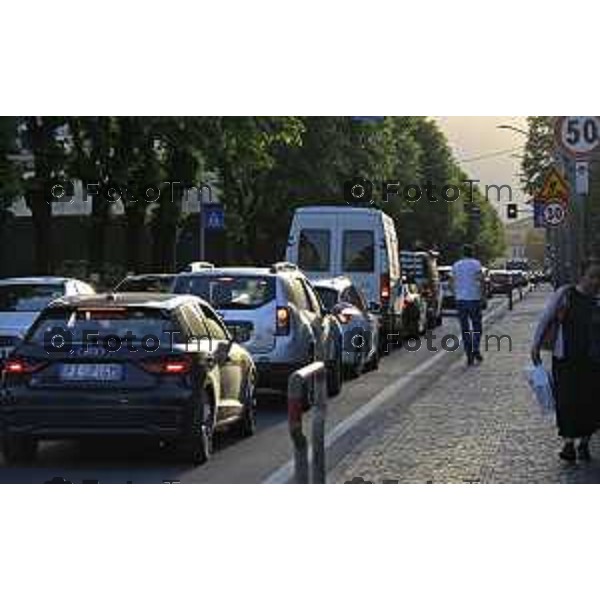 Cisano Bergamasco traffico in centro paese curvoni e Bisone causa chiusura ponte di Brivio 4 maggio 2026 cronaca Bergamo Italia Foto Tiziano Manzoni Lapresse