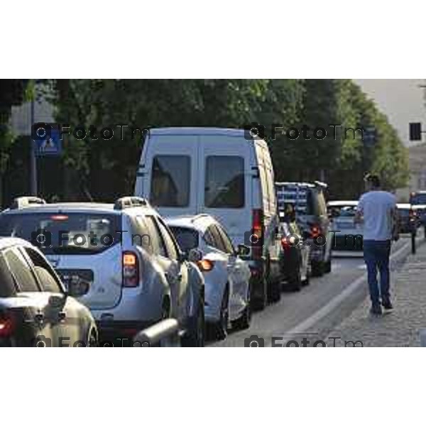 Cisano Bergamasco traffico in centro paese curvoni e Bisone causa chiusura ponte di Brivio 4 maggio 2026 cronaca Bergamo Italia Foto Tiziano Manzoni Lapresse