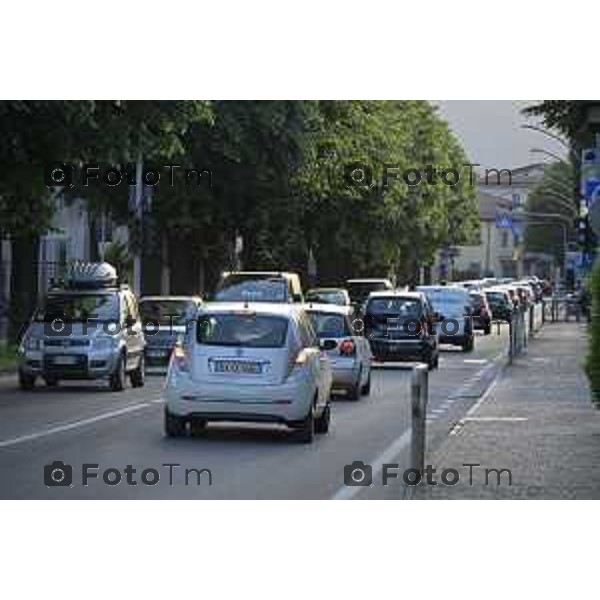 Cisano Bergamasco traffico in centro paese curvoni e Bisone causa chiusura ponte di Brivio 4 maggio 2026 cronaca Bergamo Italia Foto Tiziano Manzoni Lapresse
