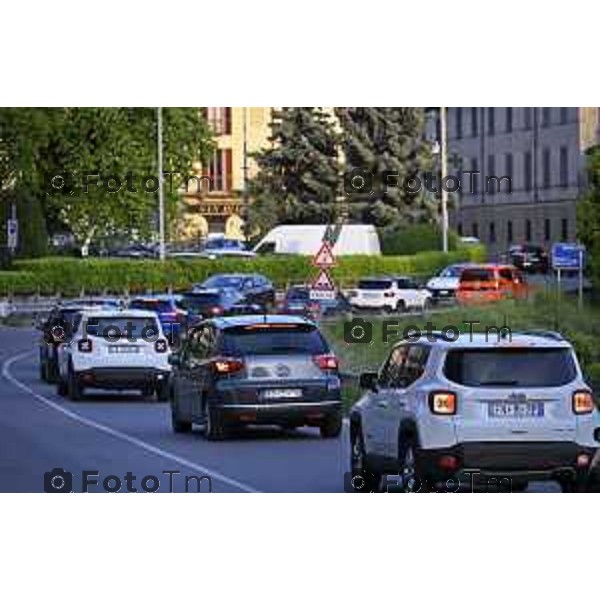 Cisano Bergamasco traffico in centro paese curvoni e Bisone causa chiusura ponte di Brivio 4 maggio 2026 cronaca Bergamo Italia Foto Tiziano Manzoni Lapresse
