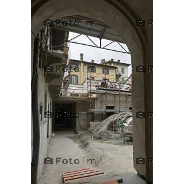 Bergamo sopralluogo all’ex principe di Napoli, via Pignolo l’avanzamento dei lavori, l’assessore alla Rigenerazione urbana Francesco Valesini, Luigi e Pietro Ferrara per Rinascimento Holding, Pia Locatelli, presidente della Fondazione A. J. Zaninoni, Leonardo Angelini, direttore dei lavori con Ferretti Casa. 4 maggio 2026 cronaca Bergamo Italia Foto Tiziano Manzoni Lapresse