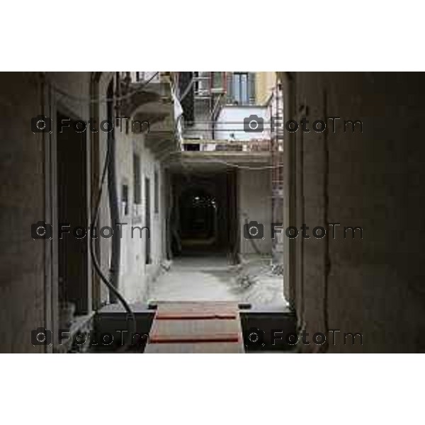 Bergamo sopralluogo all’ex principe di Napoli, via Pignolo l’avanzamento dei lavori, l’assessore alla Rigenerazione urbana Francesco Valesini, Luigi e Pietro Ferrara per Rinascimento Holding, Pia Locatelli, presidente della Fondazione A. J. Zaninoni, Leonardo Angelini, direttore dei lavori con Ferretti Casa. 4 maggio 2026 cronaca Bergamo Italia Foto Tiziano Manzoni Lapresse