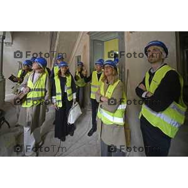 Bergamo sopralluogo all’ex principe di Napoli, via Pignolo l’avanzamento dei lavori, l’assessore alla Rigenerazione urbana Francesco Valesini, Luigi e Pietro Ferrara per Rinascimento Holding, Pia Locatelli, presidente della Fondazione A. J. Zaninoni, Leonardo Angelini, direttore dei lavori con Ferretti Casa. 4 maggio 2026 cronaca Bergamo Italia Foto Tiziano Manzoni Lapresse