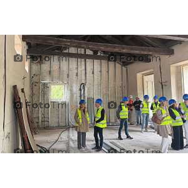 Bergamo sopralluogo all’ex principe di Napoli, via Pignolo l’avanzamento dei lavori, l’assessore alla Rigenerazione urbana Francesco Valesini, Luigi e Pietro Ferrara per Rinascimento Holding, Pia Locatelli, presidente della Fondazione A. J. Zaninoni, Leonardo Angelini, direttore dei lavori con Ferretti Casa. 4 maggio 2026 cronaca Bergamo Italia Foto Tiziano Manzoni Lapresse