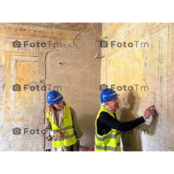Bergamo sopralluogo all’ex principe di Napoli, via Pignolo l’avanzamento dei lavori, l’assessore alla Rigenerazione urbana Francesco Valesini, Luigi e Pietro Ferrara per Rinascimento Holding, Pia Locatelli, presidente della Fondazione A. J. Zaninoni, Leonardo Angelini, direttore dei lavori con Ferretti Casa. 4 maggio 2026 cronaca Bergamo Italia Foto Tiziano Manzoni Lapresse