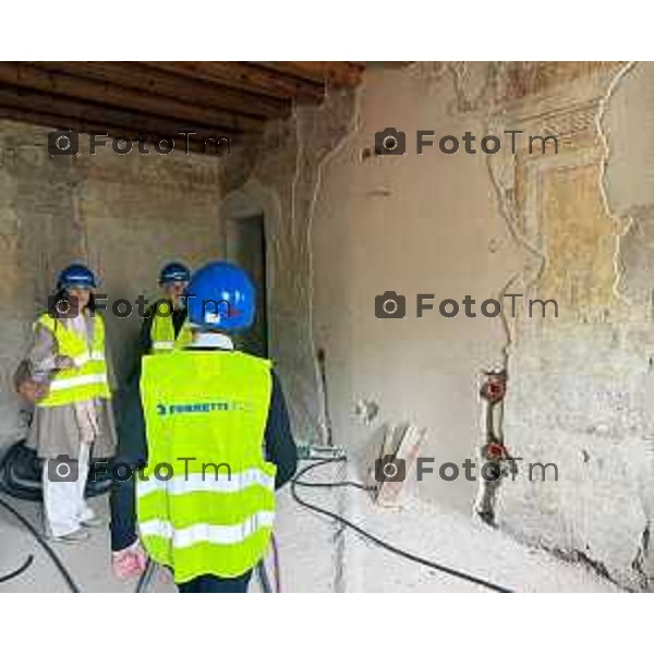 Bergamo sopralluogo all’ex principe di Napoli, via Pignolo l’avanzamento dei lavori, l’assessore alla Rigenerazione urbana Francesco Valesini, Luigi e Pietro Ferrara per Rinascimento Holding, Pia Locatelli, presidente della Fondazione A. J. Zaninoni, Leonardo Angelini, direttore dei lavori con Ferretti Casa. 4 maggio 2026 cronaca Bergamo Italia Foto Tiziano Manzoni Lapresse