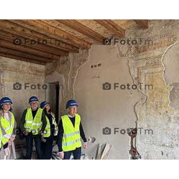 Bergamo sopralluogo all’ex principe di Napoli, via Pignolo l’avanzamento dei lavori, l’assessore alla Rigenerazione urbana Francesco Valesini, Luigi e Pietro Ferrara per Rinascimento Holding, Pia Locatelli, presidente della Fondazione A. J. Zaninoni, Leonardo Angelini, direttore dei lavori con Ferretti Casa. 4 maggio 2026 cronaca Bergamo Italia Foto Tiziano Manzoni Lapresse