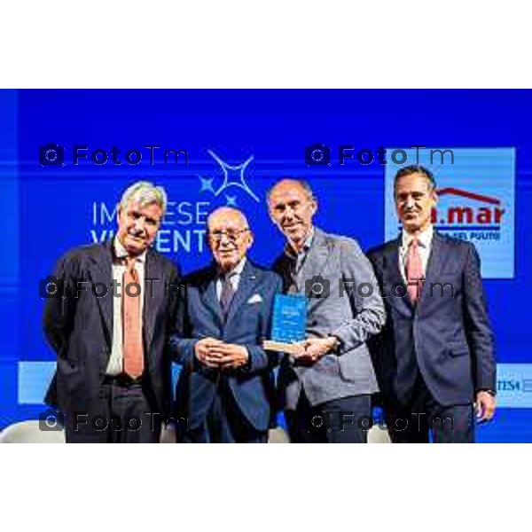 Bergamo, 29 aprile 2026 - IMPRESE VINCENTI – VI EDIZIONE Tappa Lombardia NORD - Francesco Maffeis presidente FRA.MAR riceve premio Imprese Vincenti insieme al figlio
