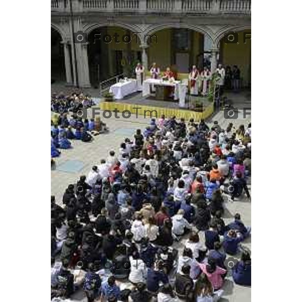 Bergamo Bergamo, Giulio Lovera morto a 9 anni investito da un\'auto: a scuola la messa dei compagni con il vescovo Beschi 14 maggio 2026 cronaca Bergamo Italia Foto Tiziano Manzoni Lapresse