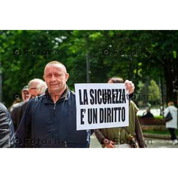 Bergamo, 16 maggio 2026 - I Commercianti di Bergamo radunati dal Comitato Bergamo inCentro e Patto per il Nord partecipano ad un Flash Mob in piazza nel centro piacentiniano di Bergamo per chiedere più sicurezza. Intervengono Silvano Sacchi, presidente Comitato Bergamo inCentro, Serena Fassi per Patto per il Nord, Tiziana Fausti e Shirlen Villaroel (edicolante).