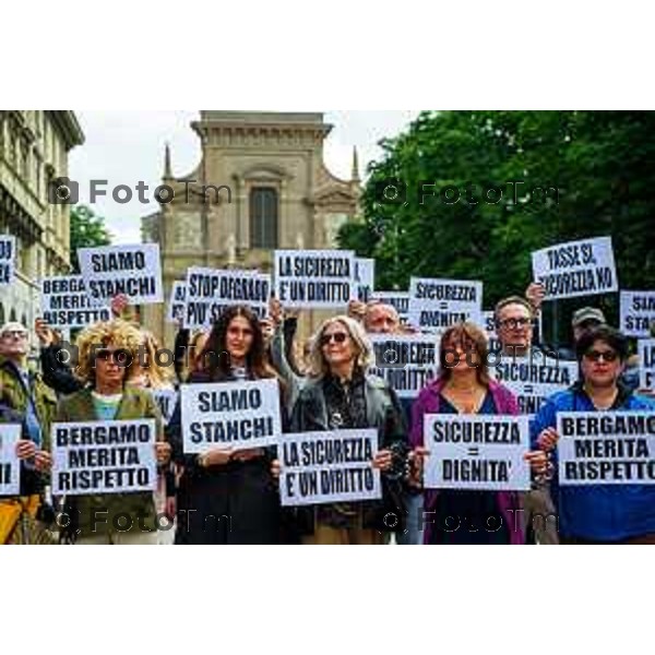 Bergamo, 16 maggio 2026 - I Commercianti di Bergamo radunati dal Comitato Bergamo inCentro e Patto per il Nord partecipano ad un Flash Mob in piazza nel centro piacentiniano di Bergamo per chiedere più sicurezza. Intervengono Silvano Sacchi, presidente Comitato Bergamo inCentro, Serena Fassi per Patto per il Nord, Tiziana Fausti e Shirlen Villaroel (edicolante).