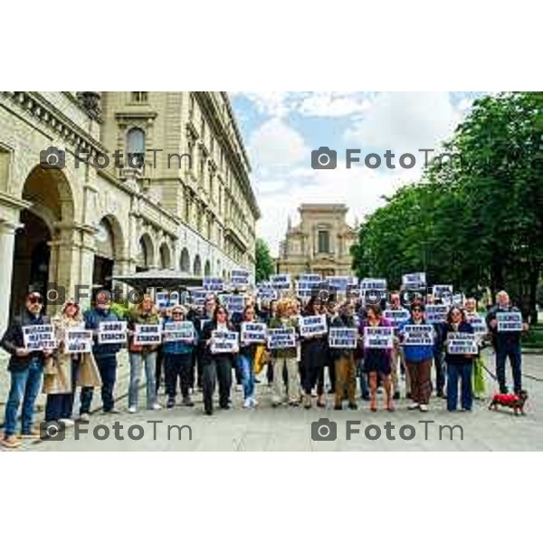 Bergamo, 16 maggio 2026 - I Commercianti di Bergamo radunati dal Comitato Bergamo inCentro e Patto per il Nord partecipano ad un Flash Mob in piazza nel centro piacentiniano di Bergamo per chiedere più sicurezza. Intervengono Silvano Sacchi, presidente Comitato Bergamo inCentro, Serena Fassi per Patto per il Nord, Tiziana Fausti e Shirlen Villaroel (edicolante).