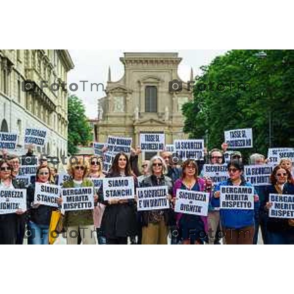 Bergamo, 16 maggio 2026 - I Commercianti di Bergamo radunati dal Comitato Bergamo inCentro e Patto per il Nord partecipano ad un Flash Mob in piazza nel centro piacentiniano di Bergamo per chiedere più sicurezza. Intervengono Silvano Sacchi, presidente Comitato Bergamo inCentro, Serena Fassi per Patto per il Nord, Tiziana Fausti e Shirlen Villaroel (edicolante).